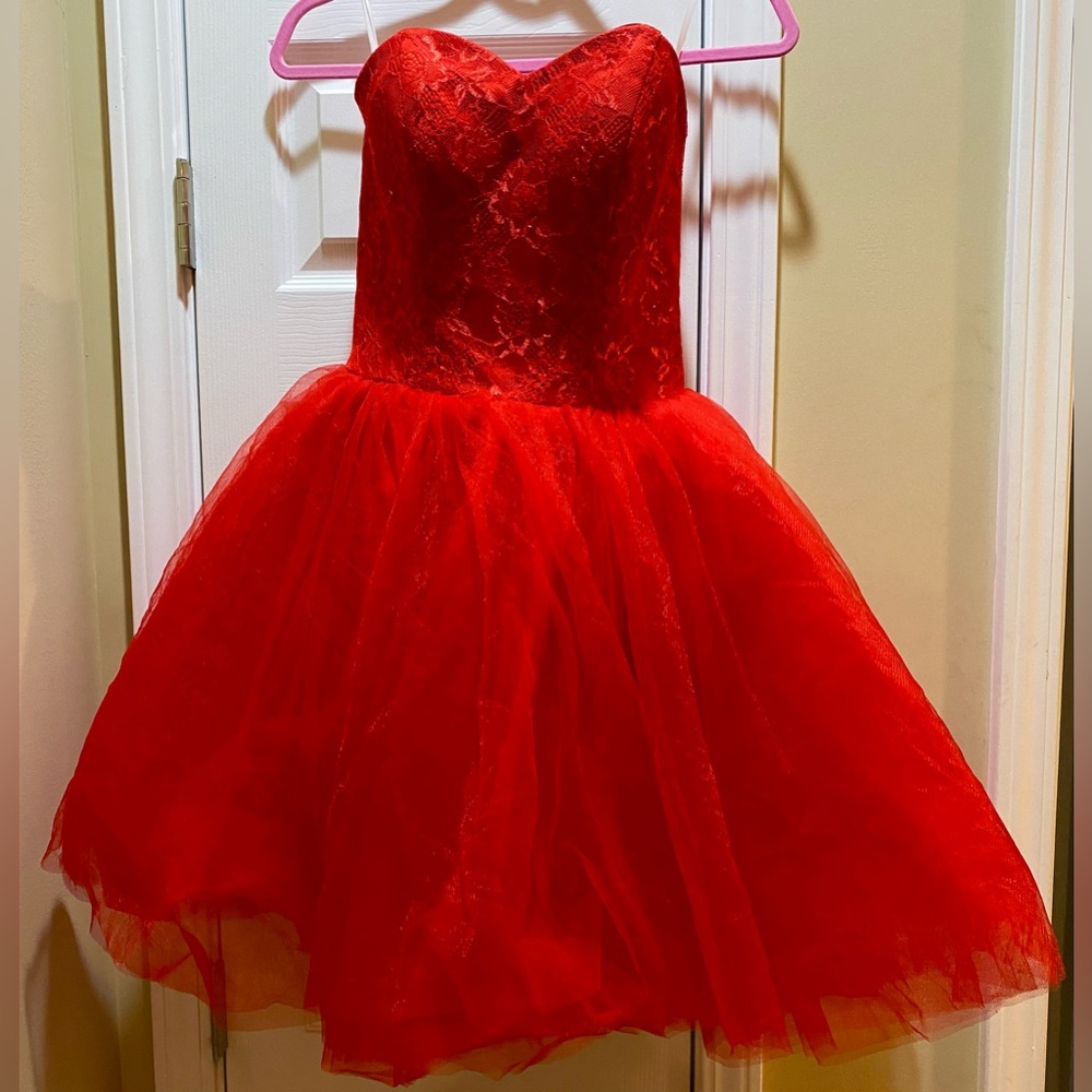 Red Size 0 Lace and Tulle Formal Dress